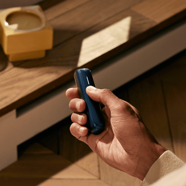 Ploom AURA Navy Blue je elegantní a praktické zařízení, které se snadno ovládá