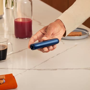 Elegantní Ploom AURA Navy Blue je nenápadný společník vždy s tebou