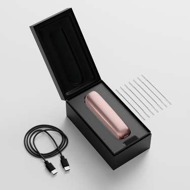 Ploom AURA otevřená krabička s zařízením, nabíjecím kabelem a čisticími tyčinkami