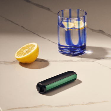 Příslušenství Ploom AURA přední panel Amazon Green nasazené na zařízení na stole