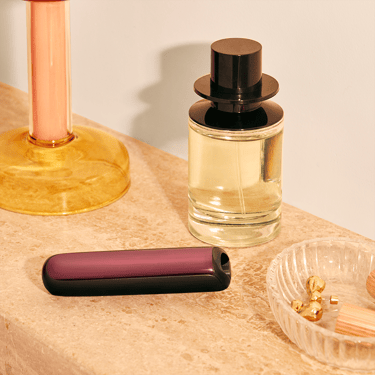 Příslušenství Ploom AURA přední panel Dark Orchid nasazené na zařízení na toaletním stolku