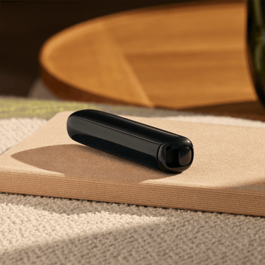 Ploom AURA Jet Black je diskrétní zařízení na zahřívaný tabák vždy s tebou