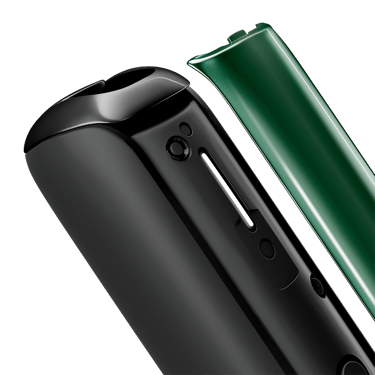 Detailní pohled na přední panel Ploom AURA Amazon Green, oddělený od zařízení