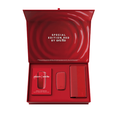Otevřená krabice limitované edice Ploom X Special Edition Red by Ora ïto - zařízení, textilní zadní kryt a pouzdro v červené barvě.