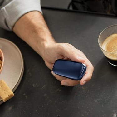Modrý Ploom X Advanced navy blue v lidské dlani