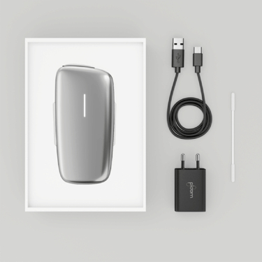 Obsah balení - zařízení Ploom X Advanced silver, usb kabel, čisticí tyčinka a adaptér 
