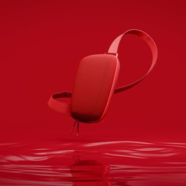 Umělecká fotka na červeném pozadí crossbody tašky Ploom X Special Edition Red by Ora ïto