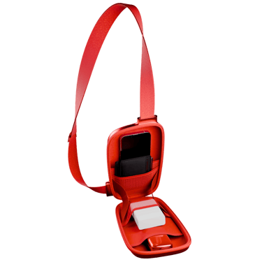 Mobil, krabička náplní a zařízení Ploom X uložené do červené tašky Special Edition Red by Ora ïto