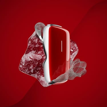 Ploom X červený přední panel v barvě lava red - pohled zepředu -umělecký záběr na červeném pozadí