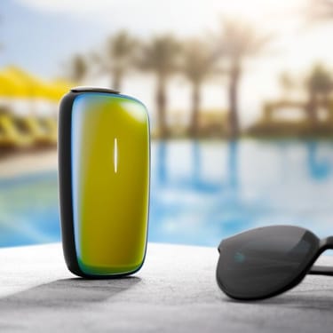 Lime Halo přední panel na černém zařízení Ploom X Advanced u bazénu vedle slunečných brýlí