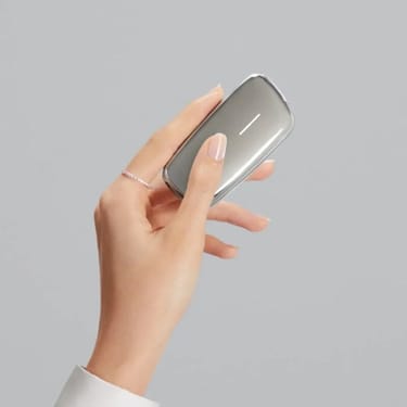 Ruka držící Ploom X Advanced silver zařízení