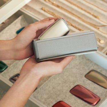 Šedé látkové pouzdro a zařízení Ploom X Advanced Gold 