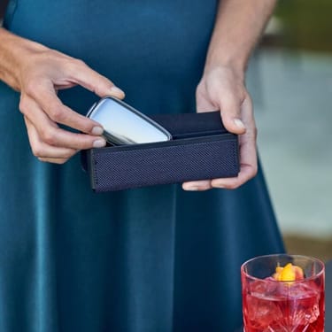 Modré látkové pouzdro a zařízení Ploom X Advanced Silver