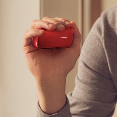Červený Ploom X Advanced Special Edition Red by Ora ïto v lidské dlani