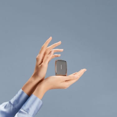Ruka držící Ploom X Advanced gold