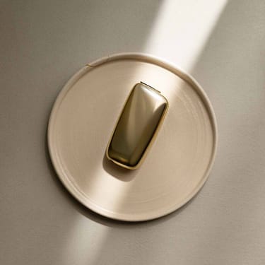 Zařízení Ploom X Advanced Gold na keramickém talíři