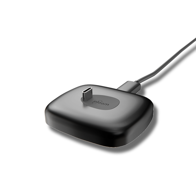 Ploom X černá dobíjecí stanice - pohled z horní a pravé strany
