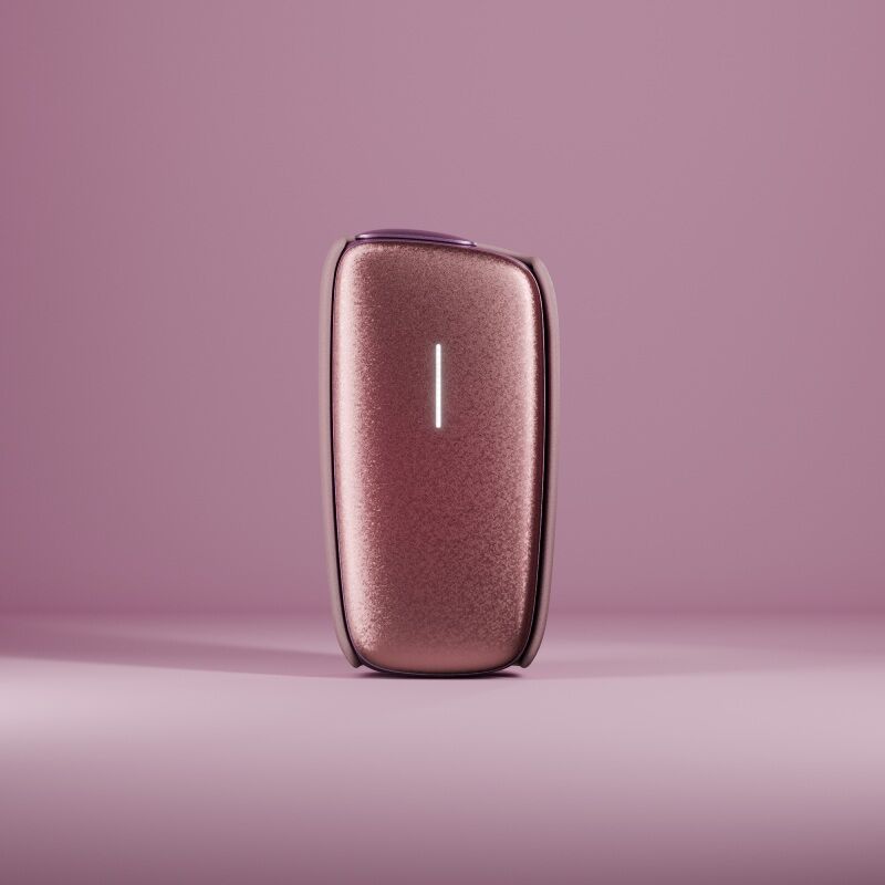 Ploom X Advanced Rose Shimmer zařízení na růžovém pozadí