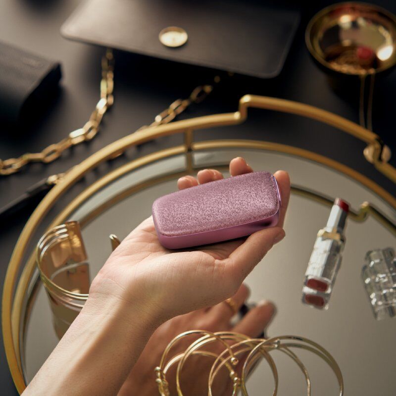 Ruka držící Ploom X Advanced Rose Shimmer zařízení